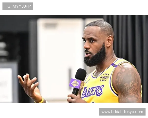 詹姆斯摊手示意不满 布朗尼被过掉引关注 詹姆斯摊手示意不满 布朗尼被过掉引关注